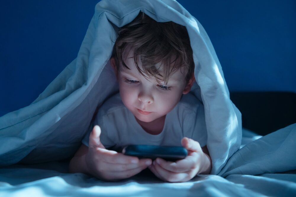 Esposizione agli schermi e rischi per bambini e adolescenti