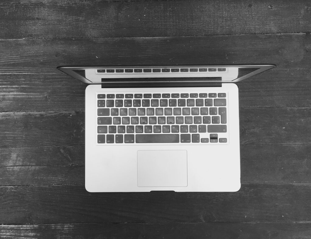 Nuovo MacBook OLED con touchscreen