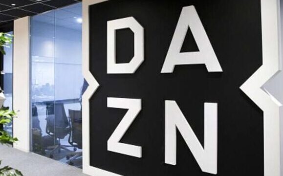 Logo Dazn con sfondo sportivo