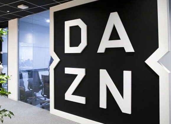 Logo Dazn con sfondo sportivo