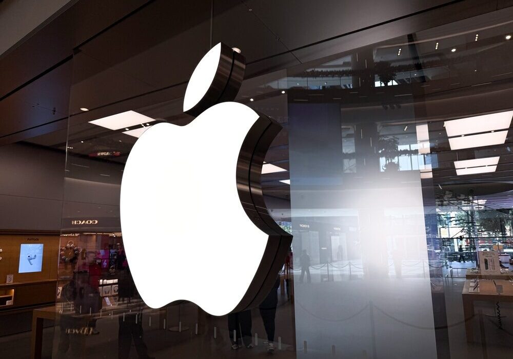 Logo di Apple e OpenAI