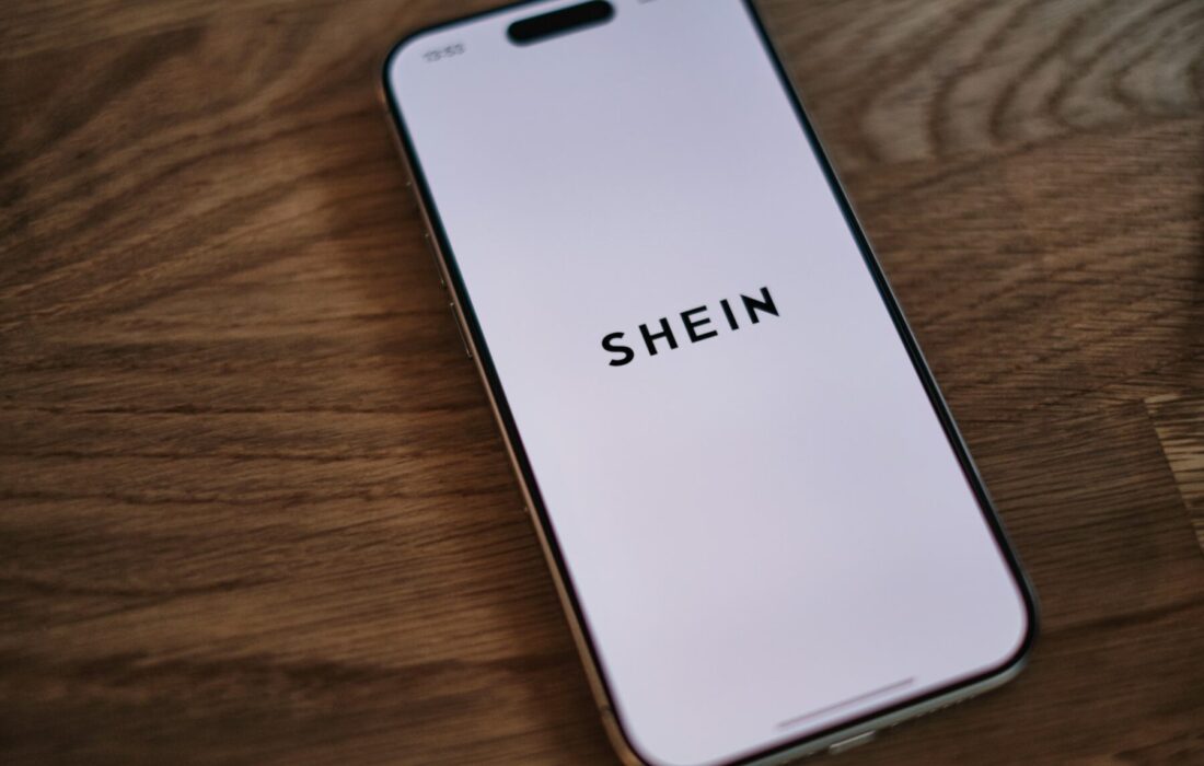Logo di Shein durante il debutto alla Borsa di Hong Kong