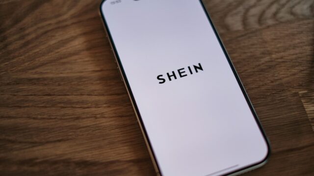 Logo di Shein durante il debutto alla Borsa di Hong Kong
