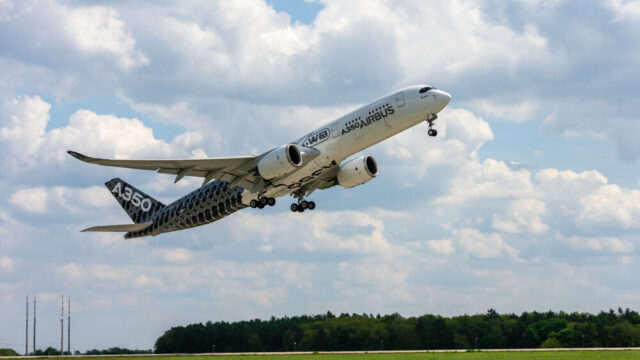Airbus A350F in volo