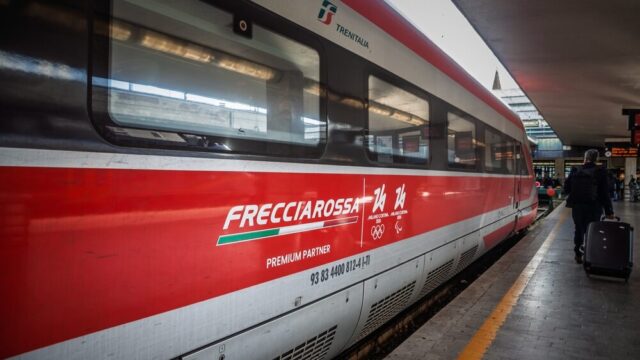 Treno regionale di Trenitalia in movimento