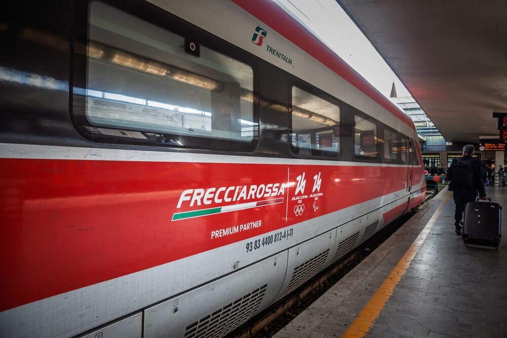 Treno regionale di Trenitalia in movimento